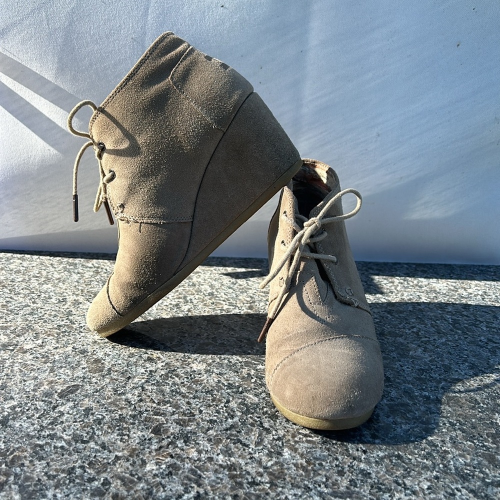Tom's Tan Wedge Heel